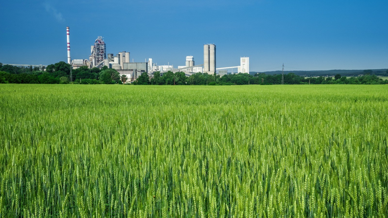Planta industrial y entorno natural con monitorización ambiental DIMA